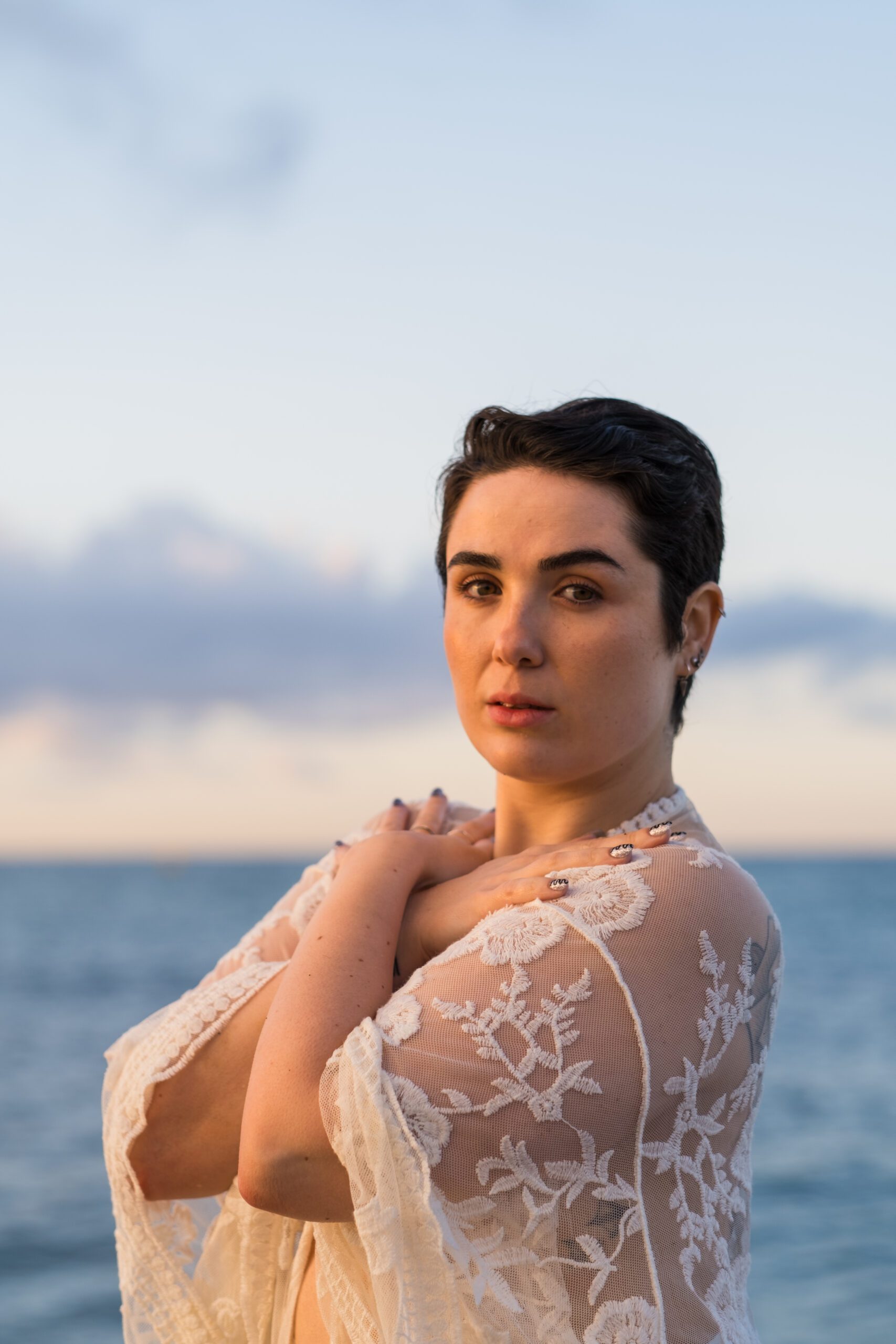 Sesión de fotos con modelos en la playa al amanecer. Workshop