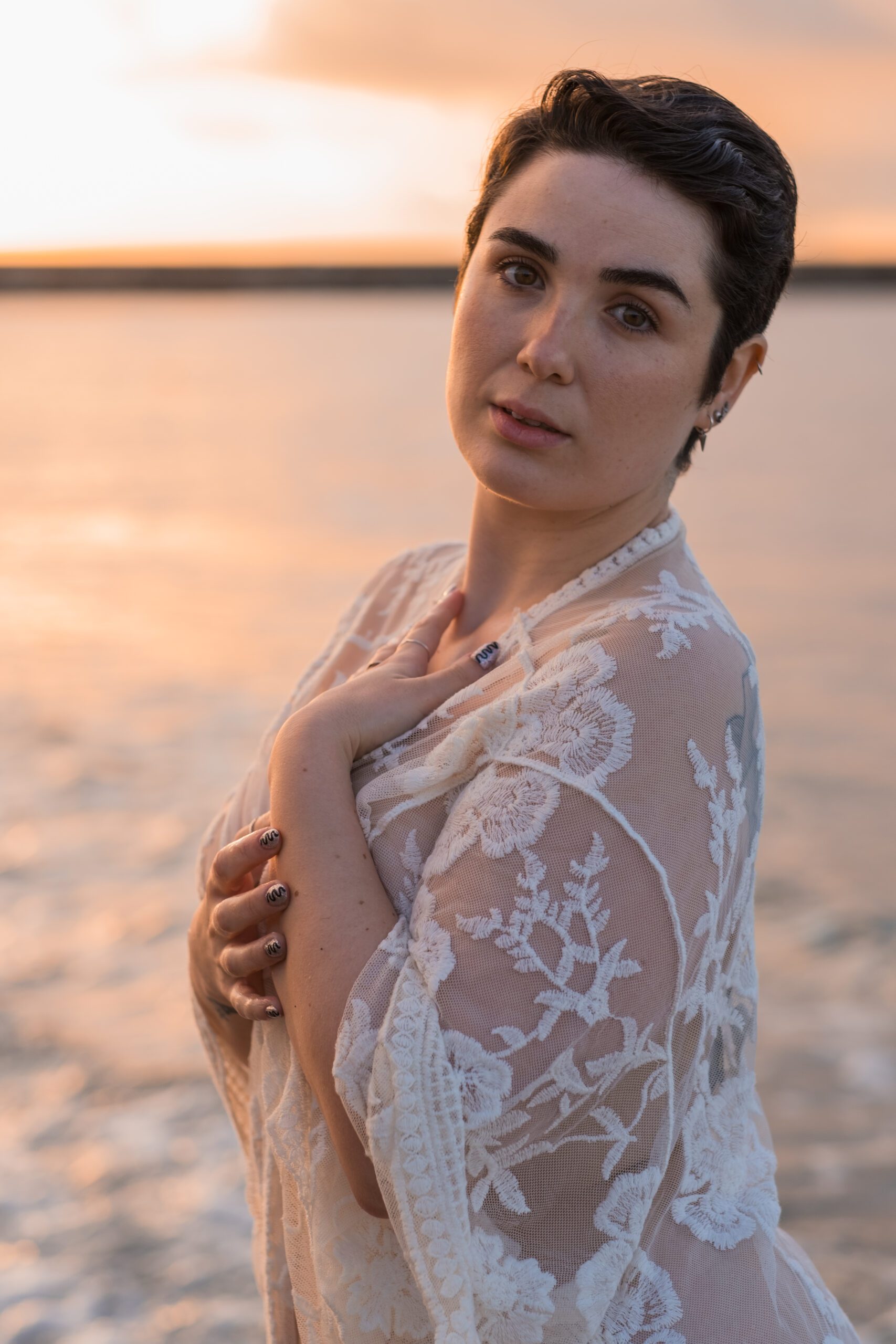 Sesión de fotos con modelos en la playa al amanecer. Workshop