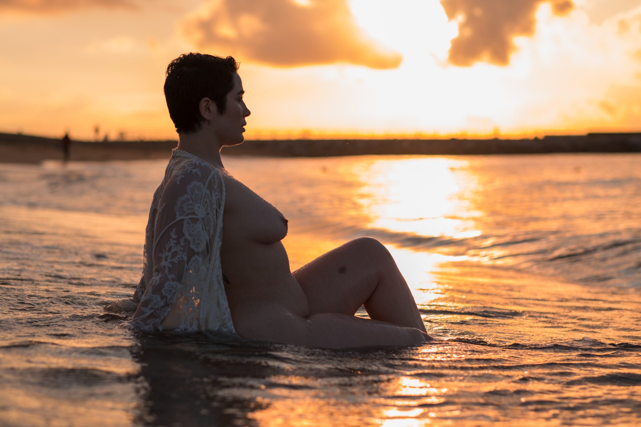 Sesión de fotos con modelos en la playa al amanecer. Workshop