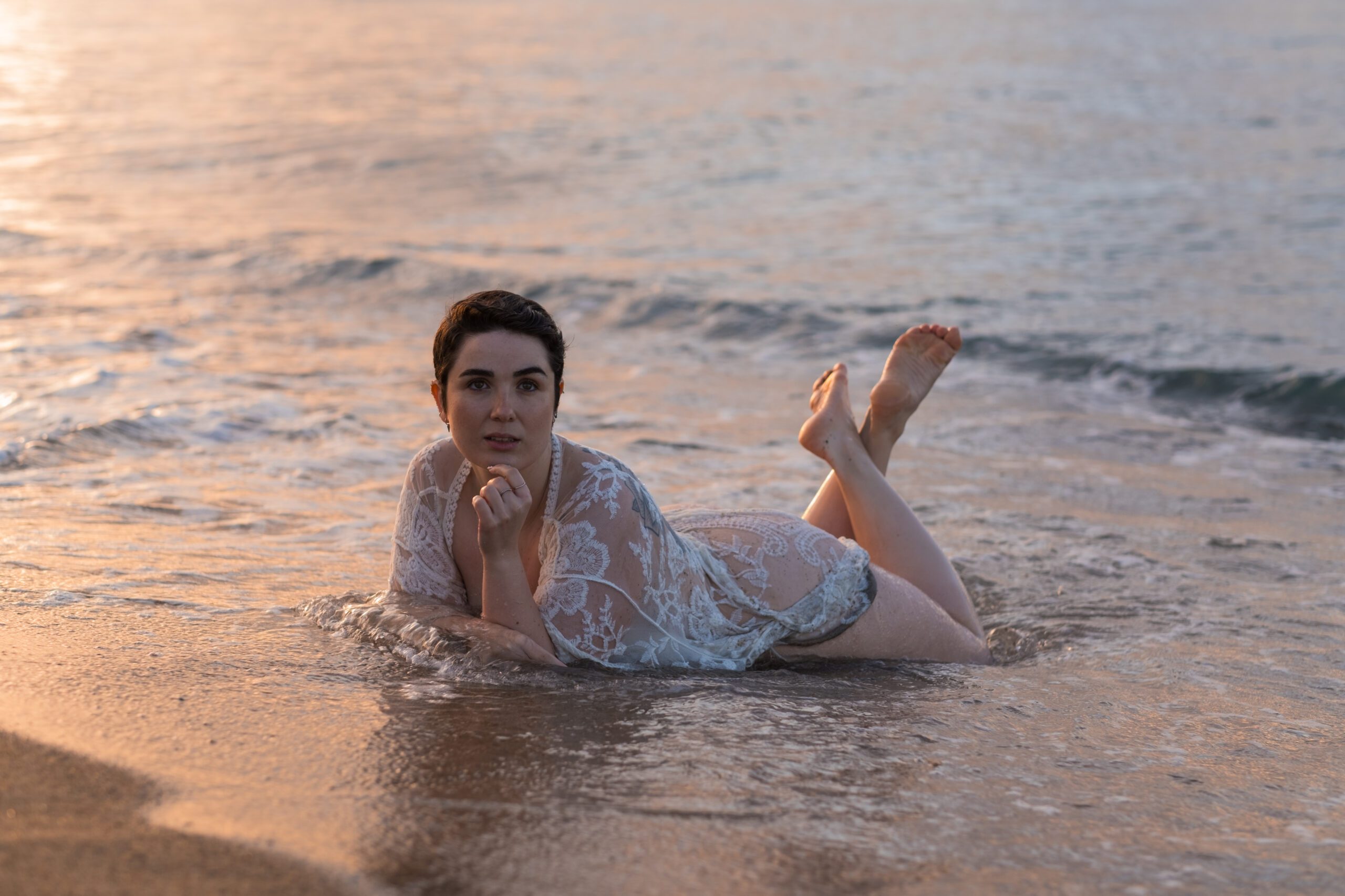 Sesión de fotos con modelos en la playa al amanecer. Workshop