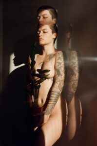 Sesión de fotografía analógica con modelo de desnudo