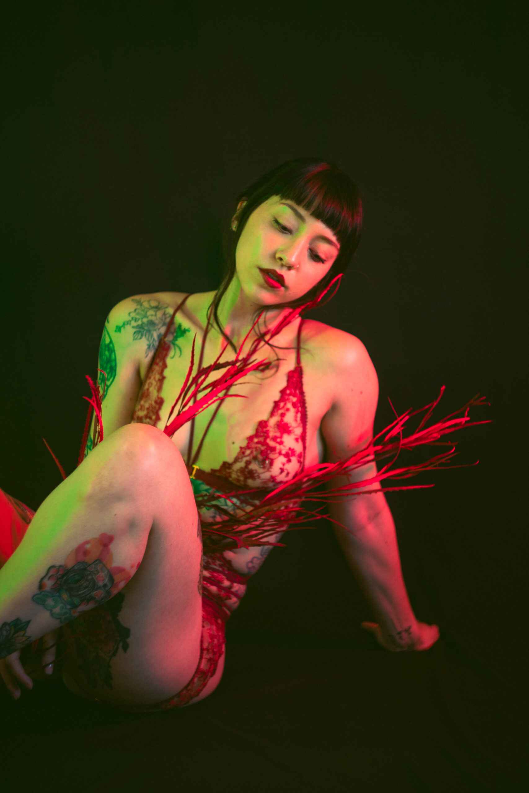 Sesión de fotos a modelo de lencería en estudio