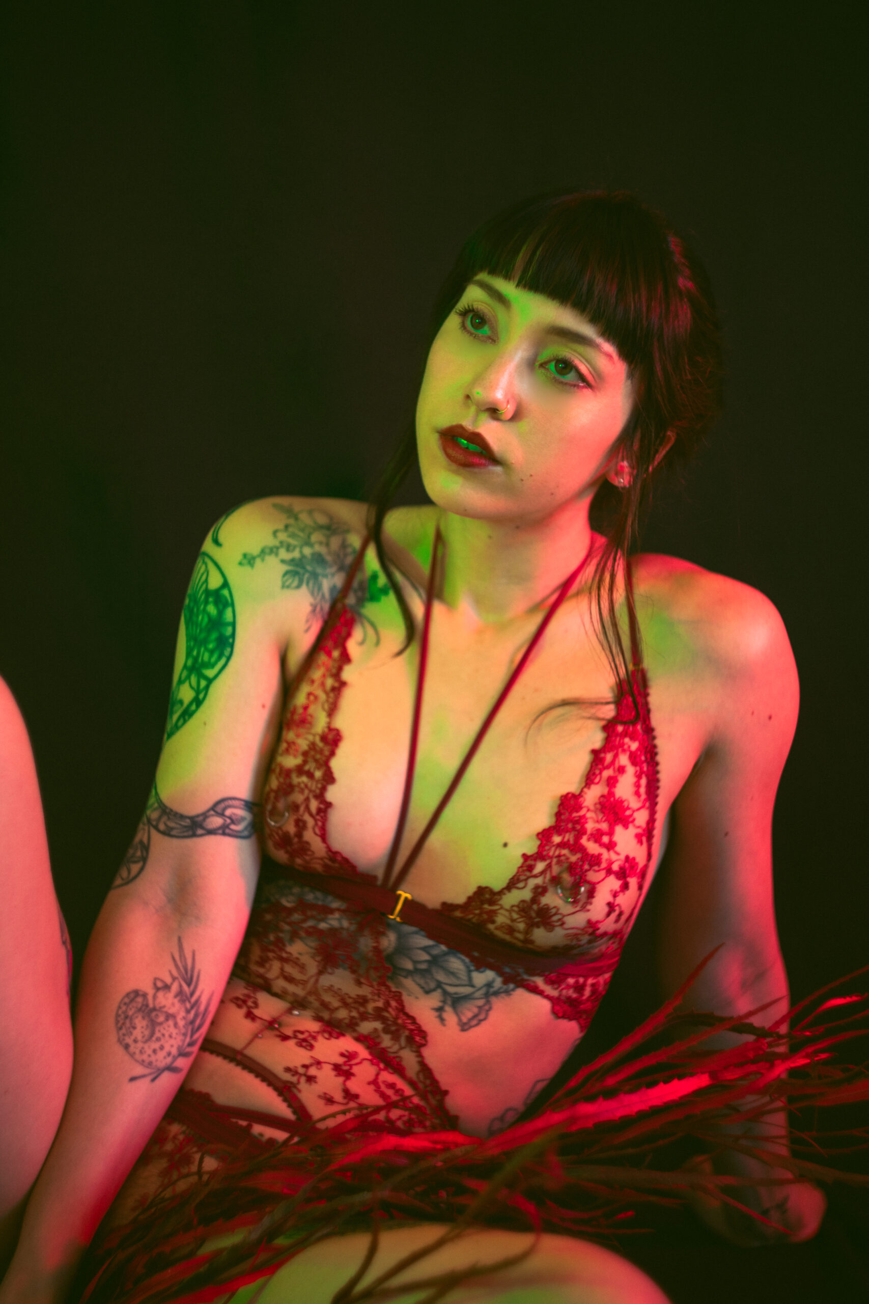 Sesión de fotos a modelo de lencería en estudio