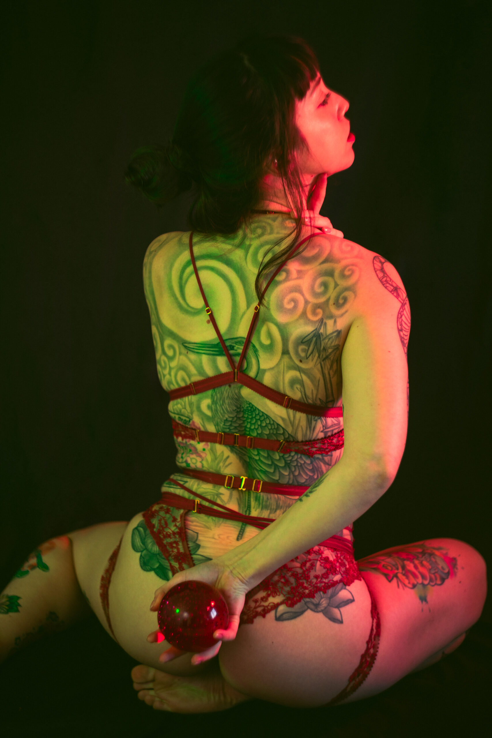 Sesión de fotos a modelo de lencería en estudio