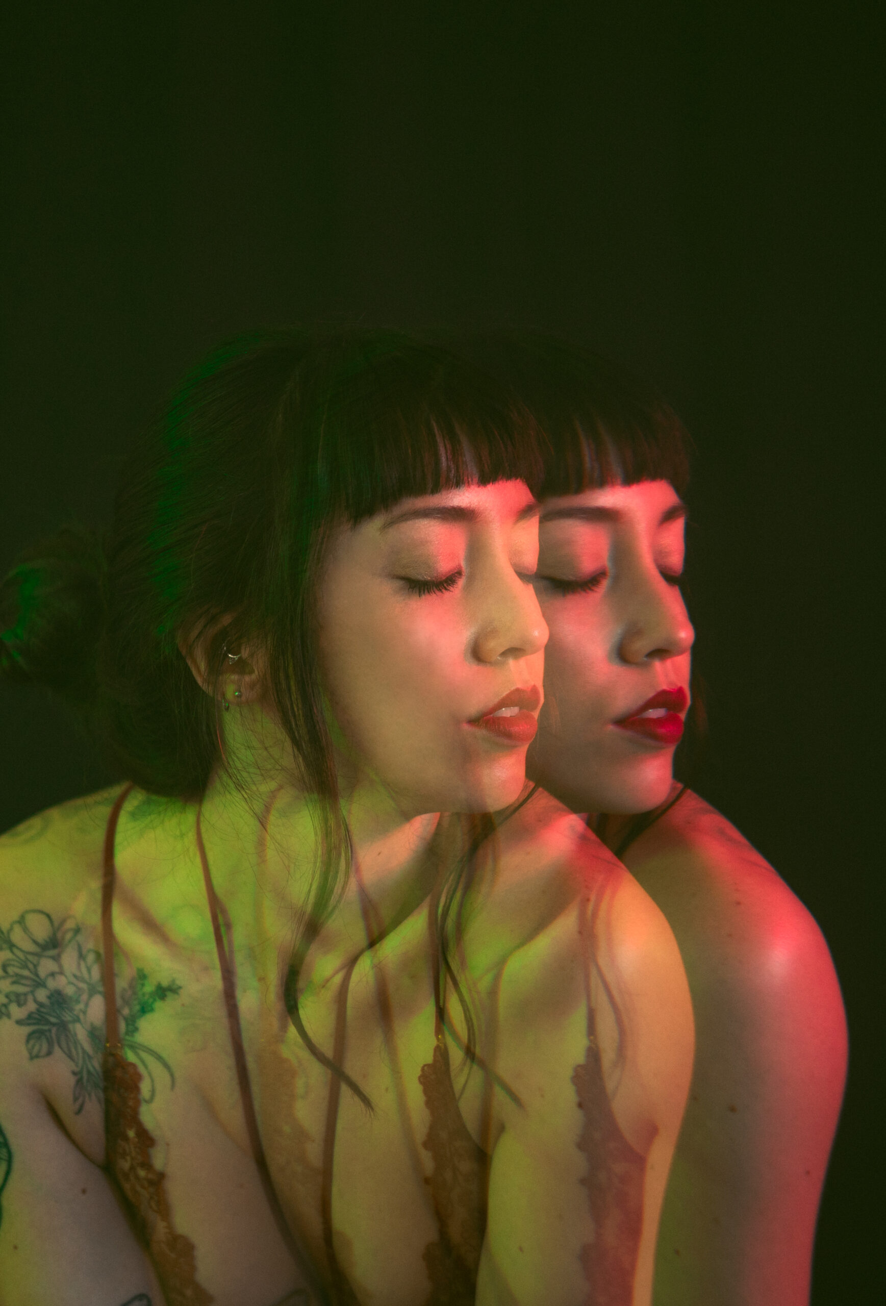 Sesión de fotos a modelo de lencería en estudio