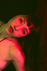 Sesión de fotos a modelo de lencería en estudio