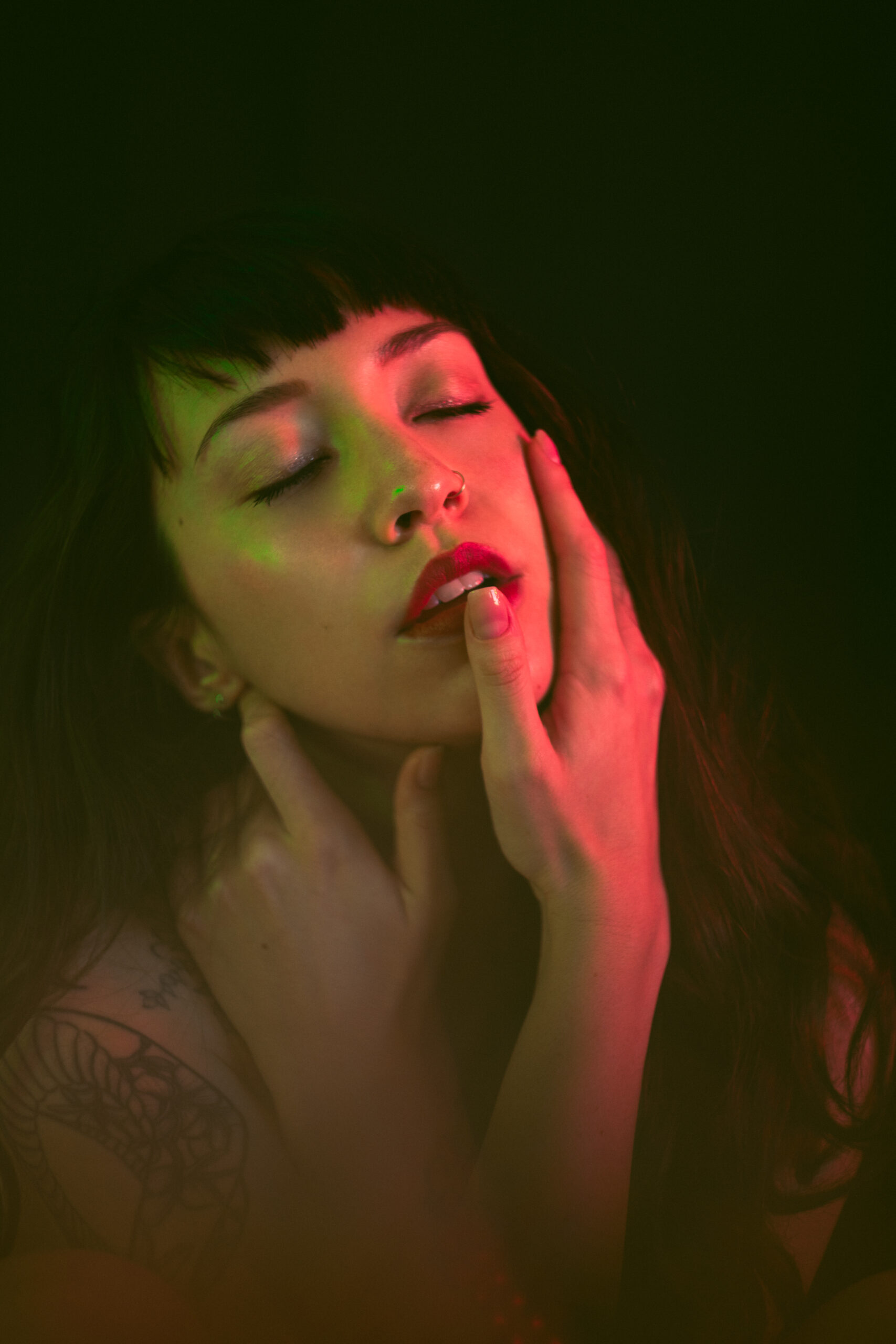 Sesión de fotos a modelo de lencería en estudio