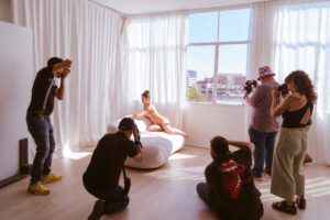 Sesión de fotos de desnudo en estudio. Workshop fotografía de desnudo consciente