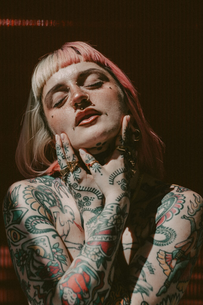 Sesión de fotos en lencería y desnudo en estudio