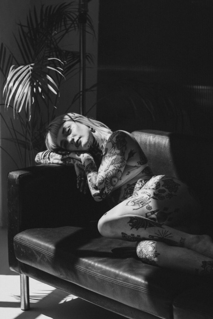 Sesión de fotos en lencería y desnudo en estudio