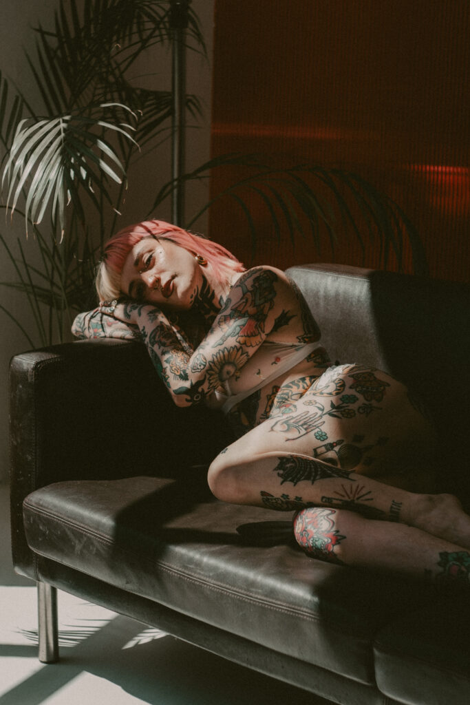 Sesión de fotos en lencería y desnudo en estudio