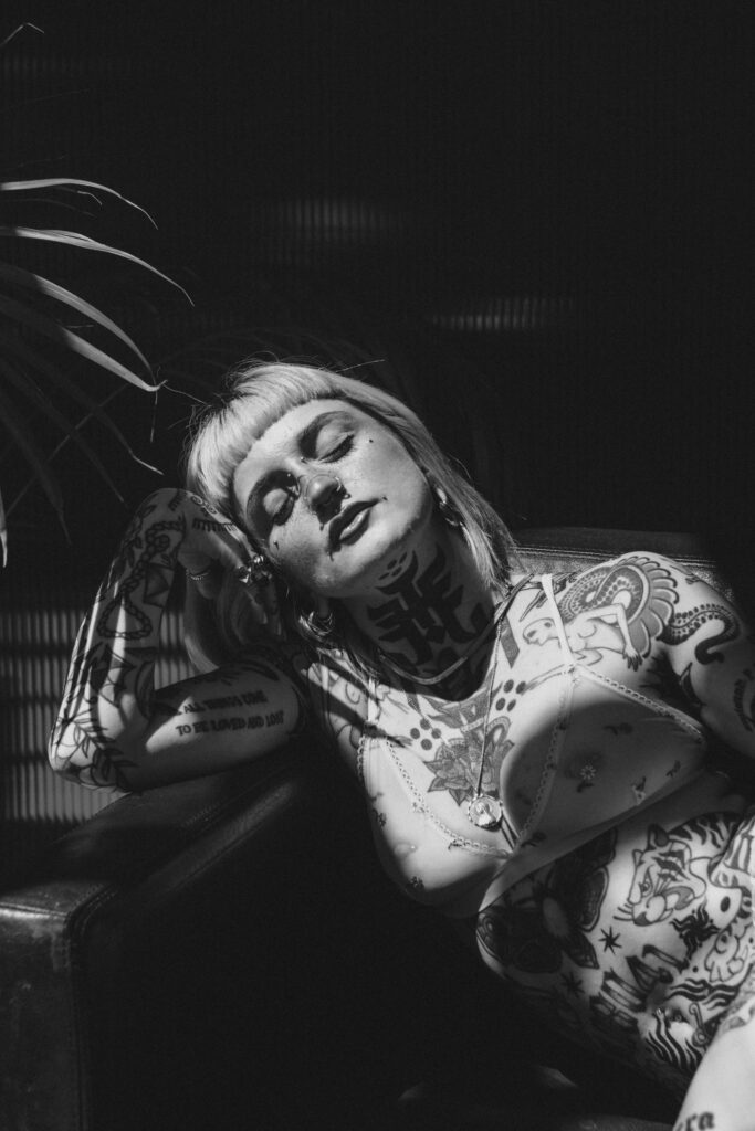 Sesión de fotos en lencería y desnudo en estudio