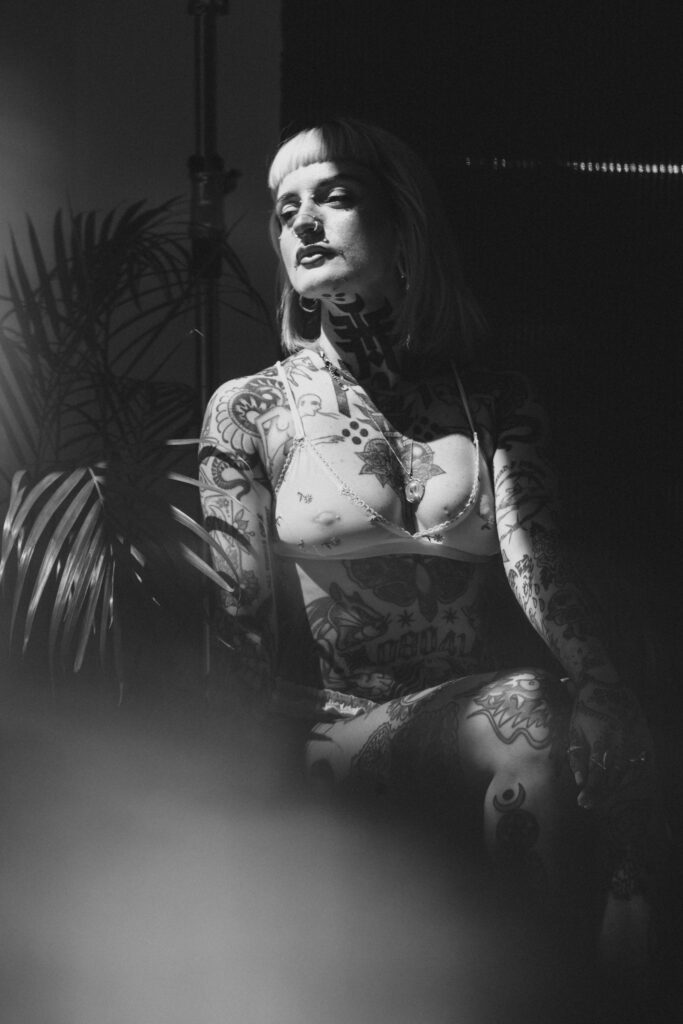 Sesión de fotos en lencería y desnudo en estudio