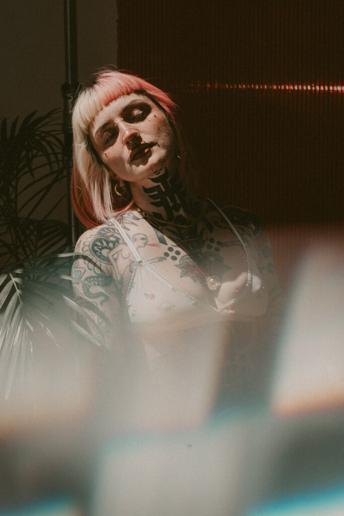 Sesión de fotos en lencería y desnudo en estudio