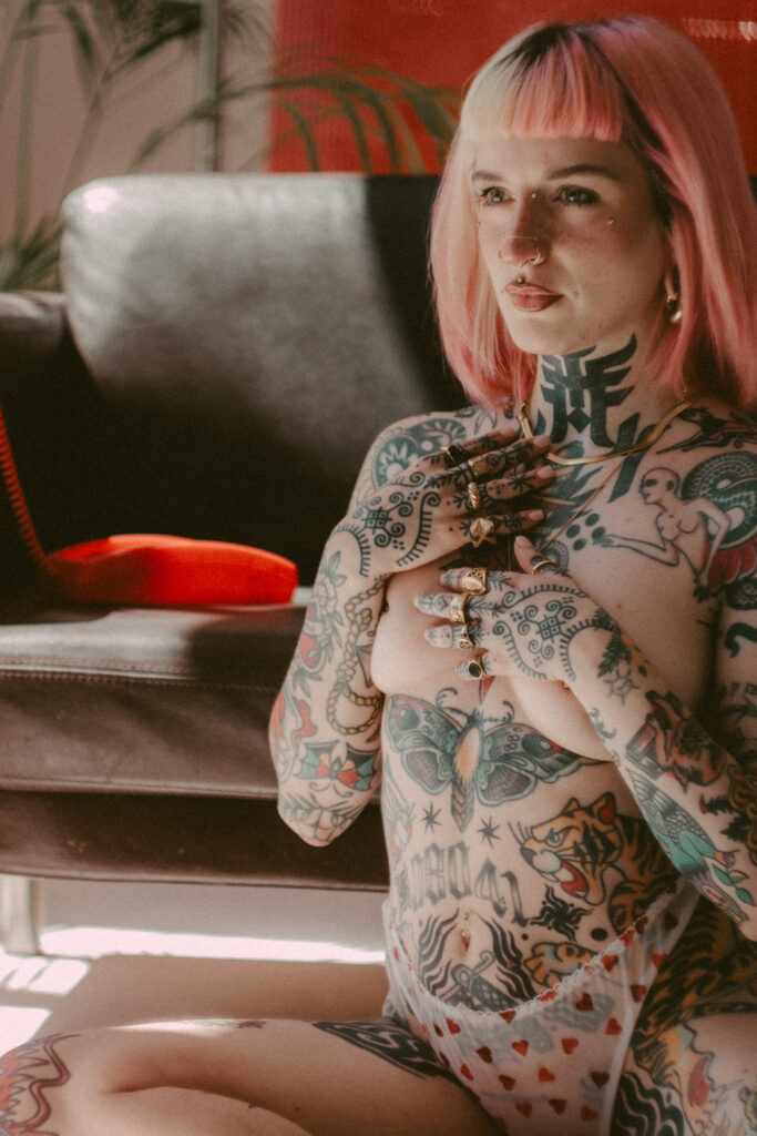 Sesión de fotos en lencería y desnudo en estudio