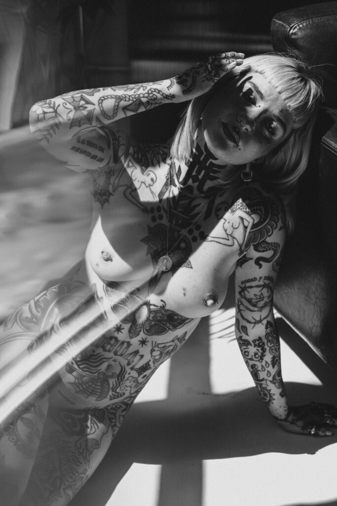 Sesión de fotos en lencería y desnudo en estudio