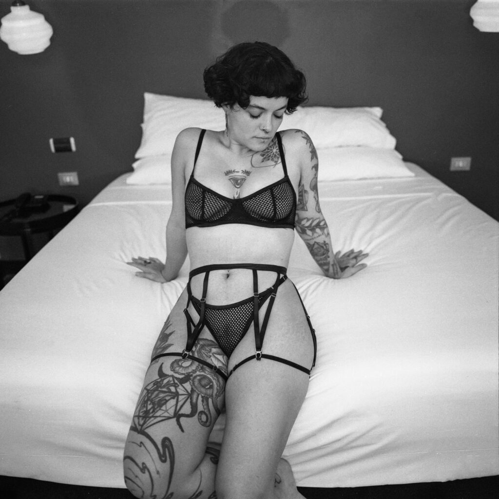 sesión de fotos erótica en habitación de hotel en analógico