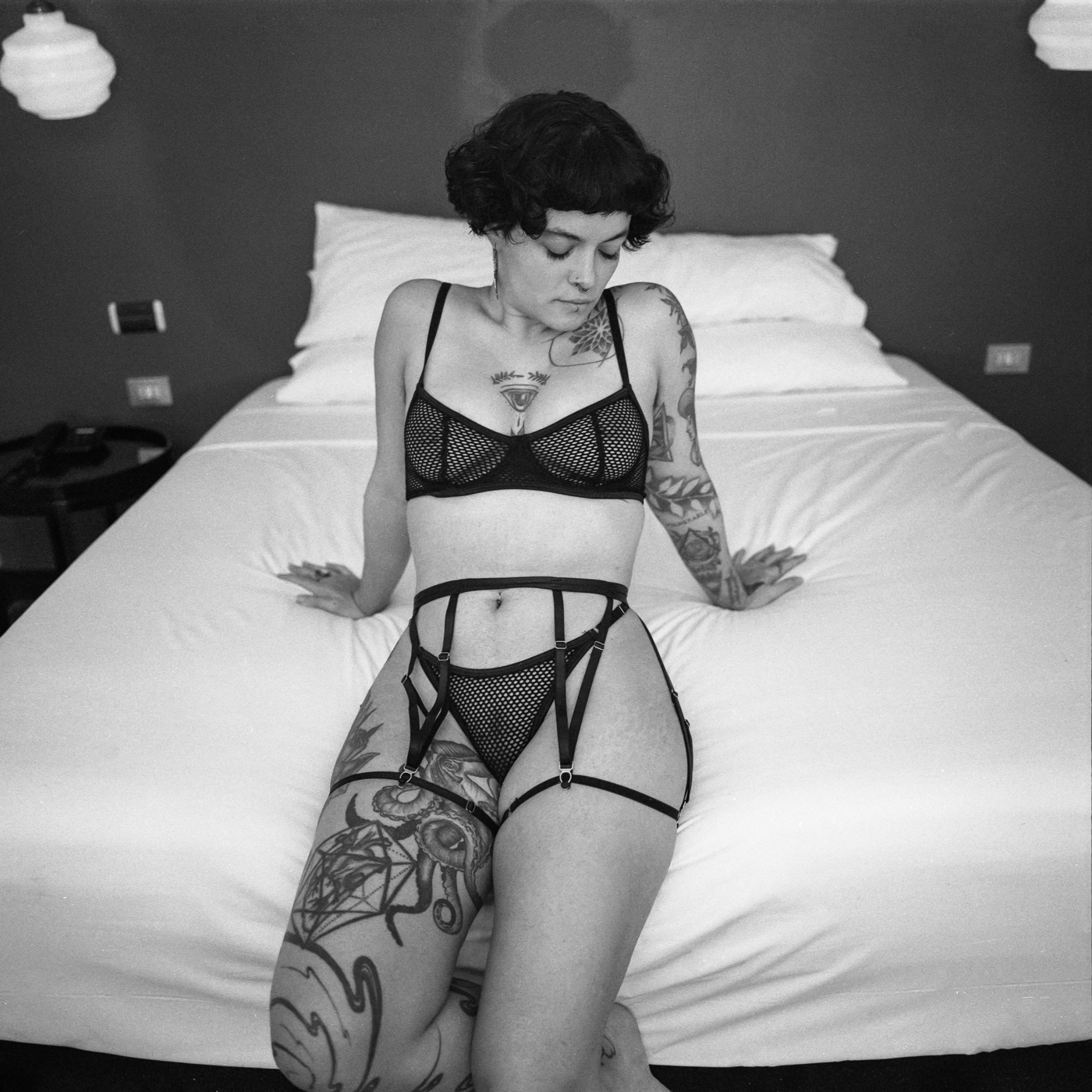 sesión de fotos erótica en habitación de hotel en analógico