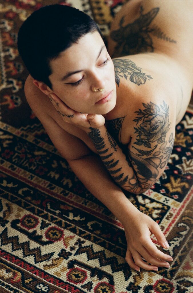 Sesión de fotos de desnudo analógica