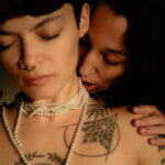 Sesión de fotos erótica con perlas