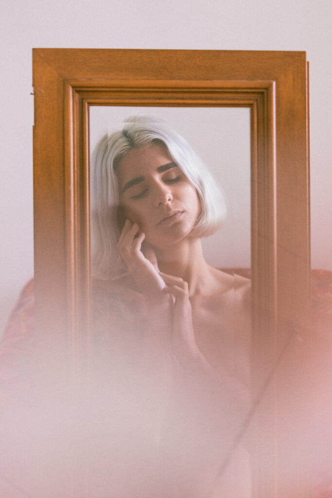 Retrato chica en la ventana