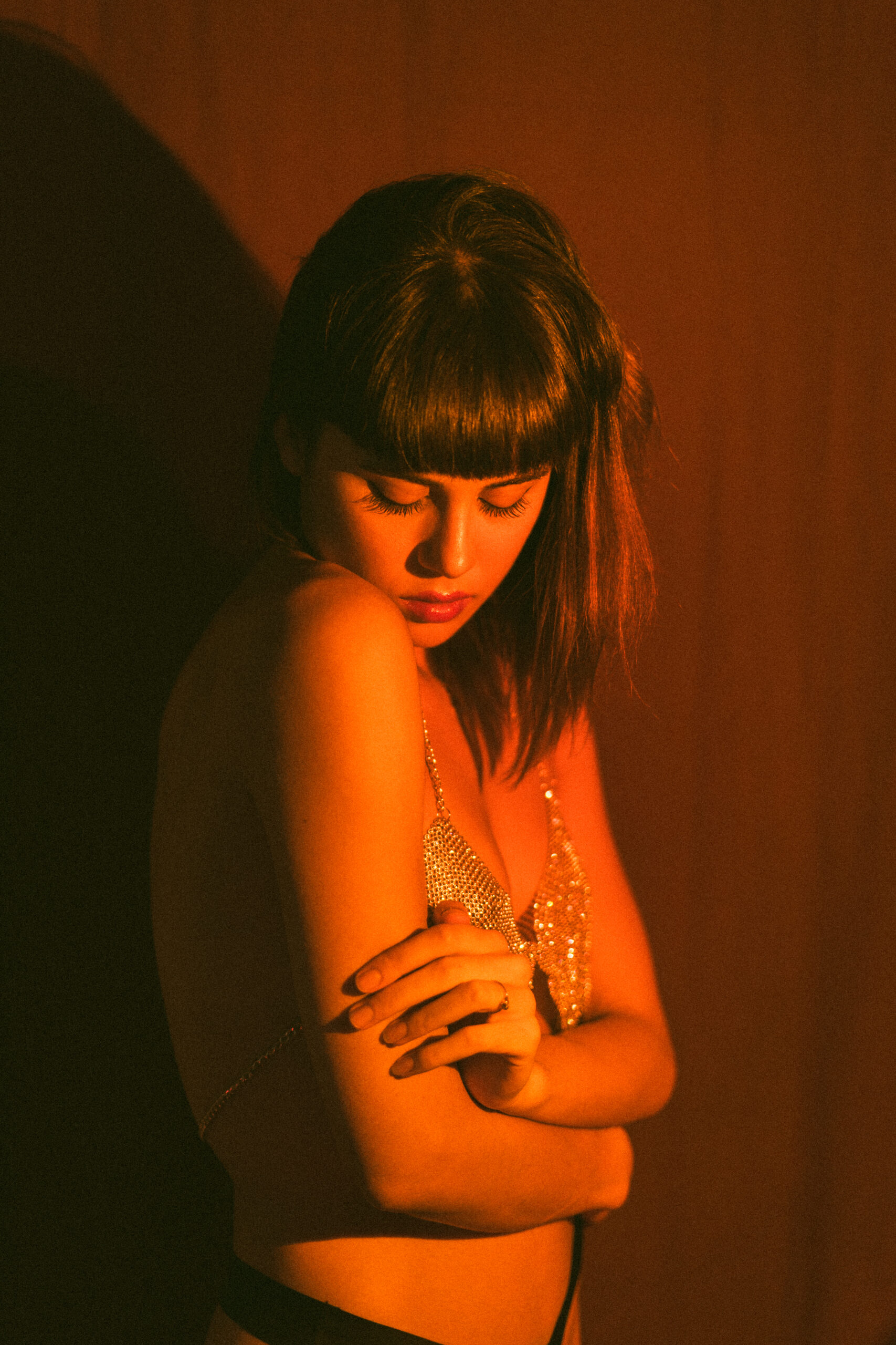 Intimate photo shoot with artificial light