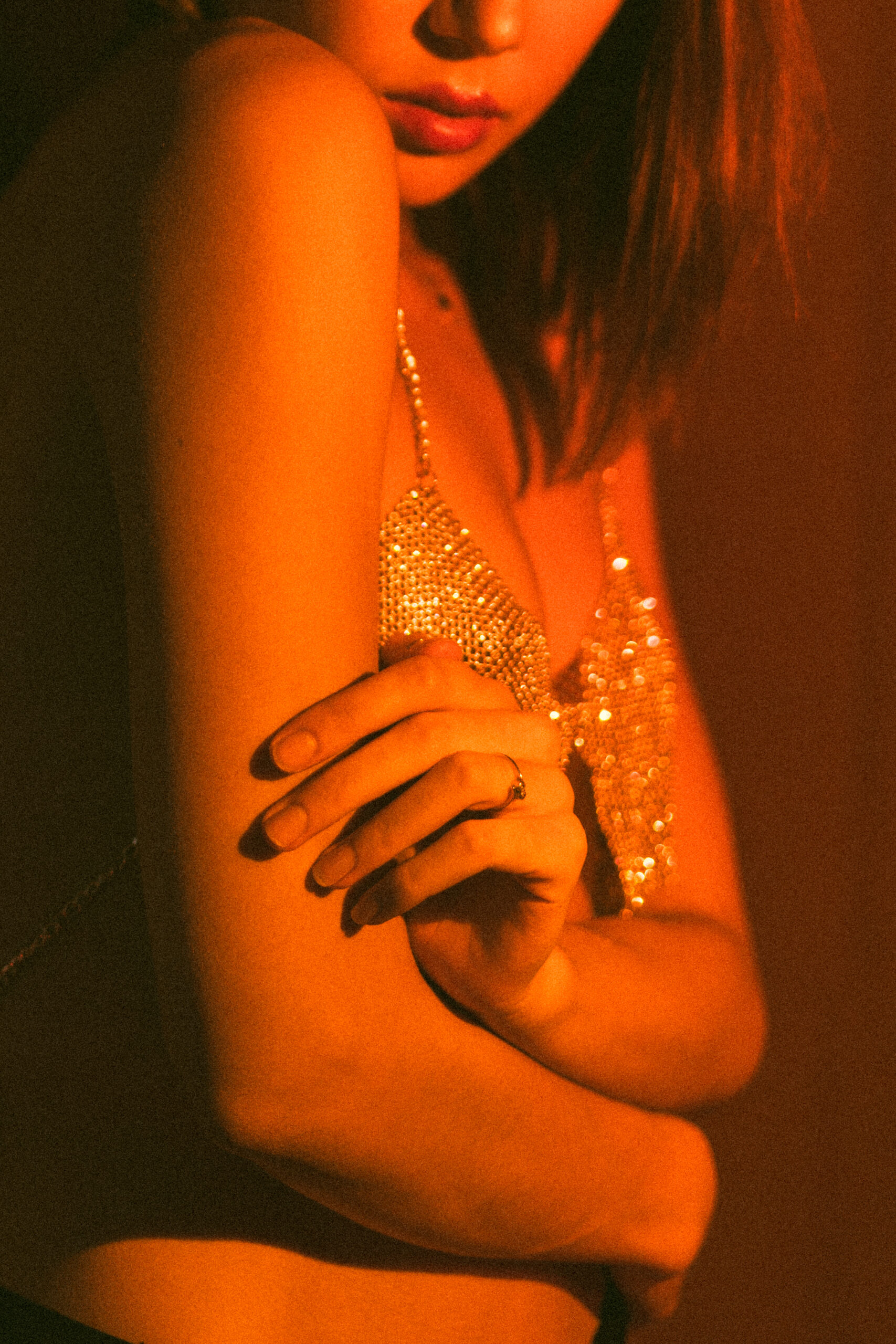 Intimate photo shoot with artificial light