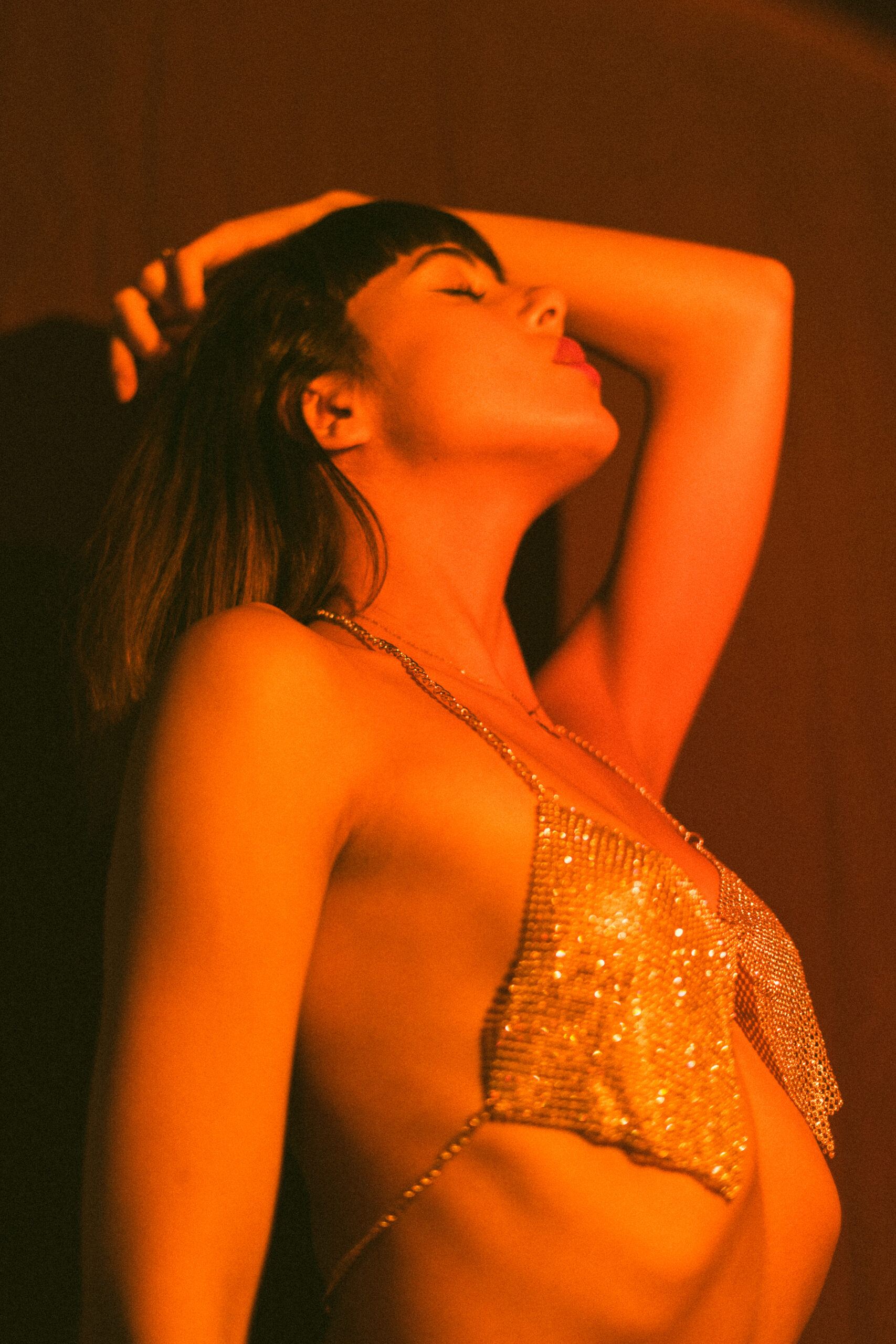 Intimate photo shoot with artificial light