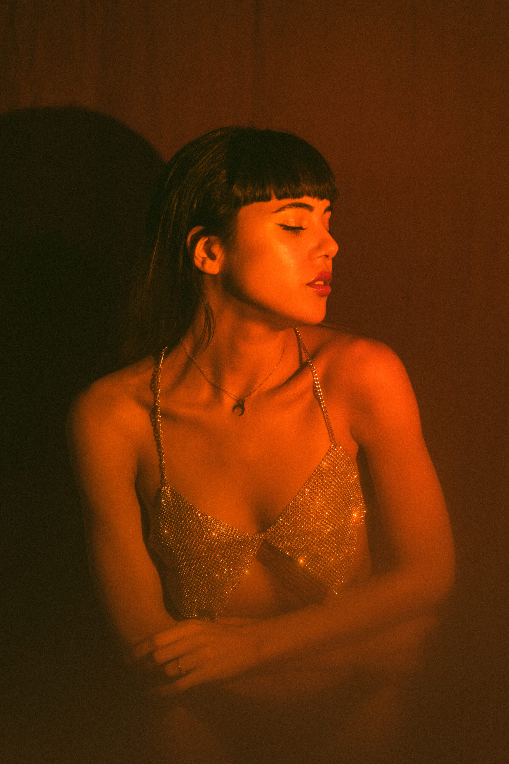 Intimate photo shoot with artificial light