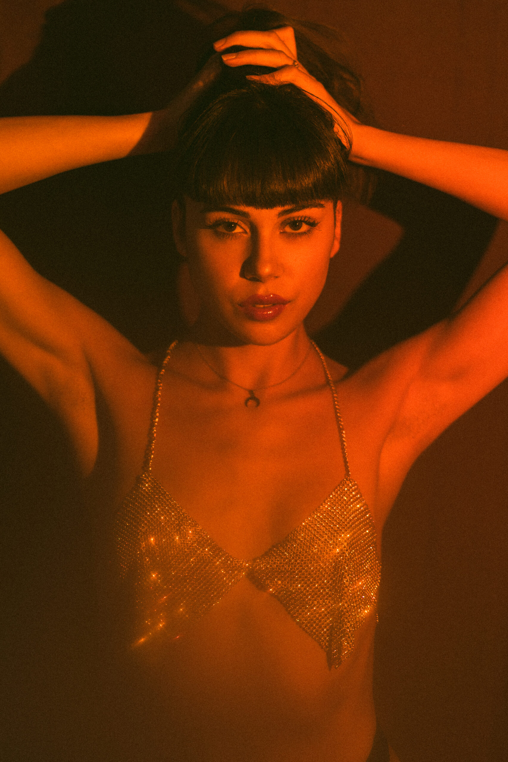 Intimate photo shoot with artificial light