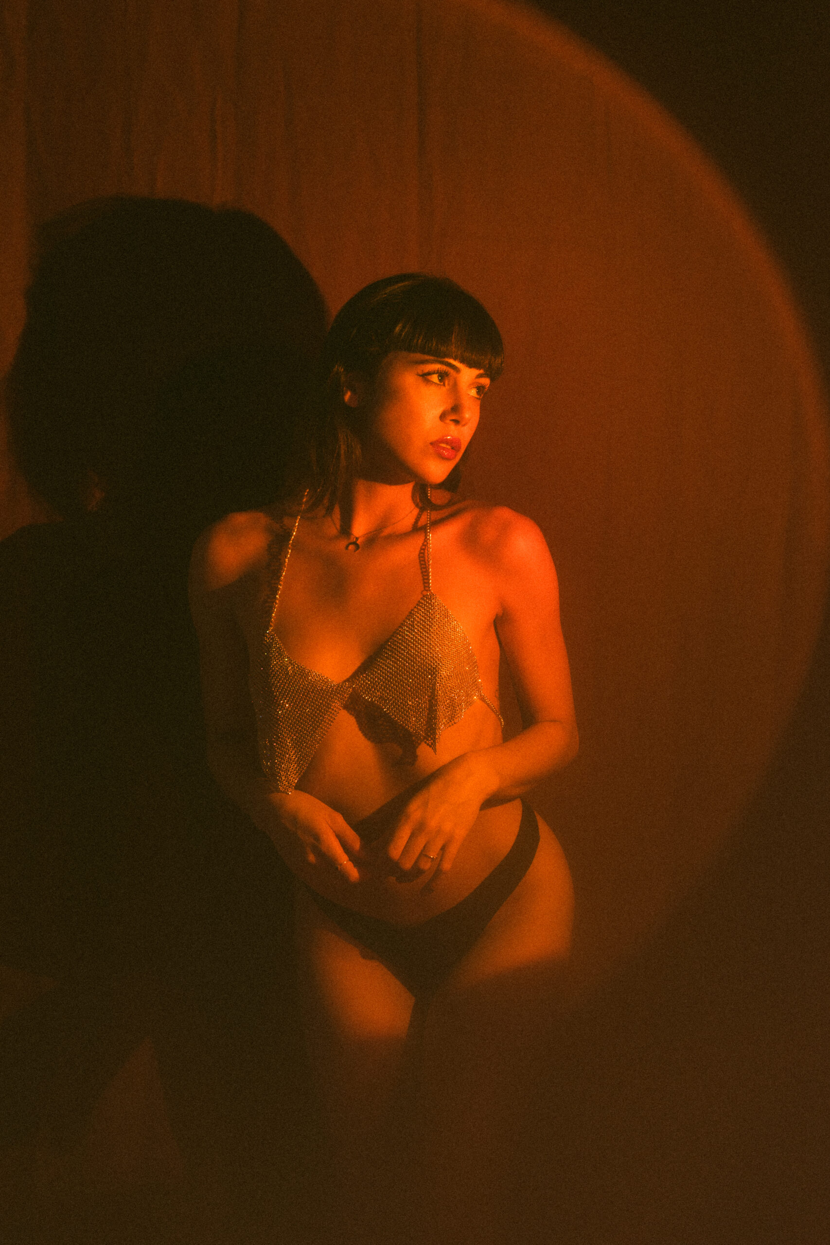 Intimate photo shoot with artificial light