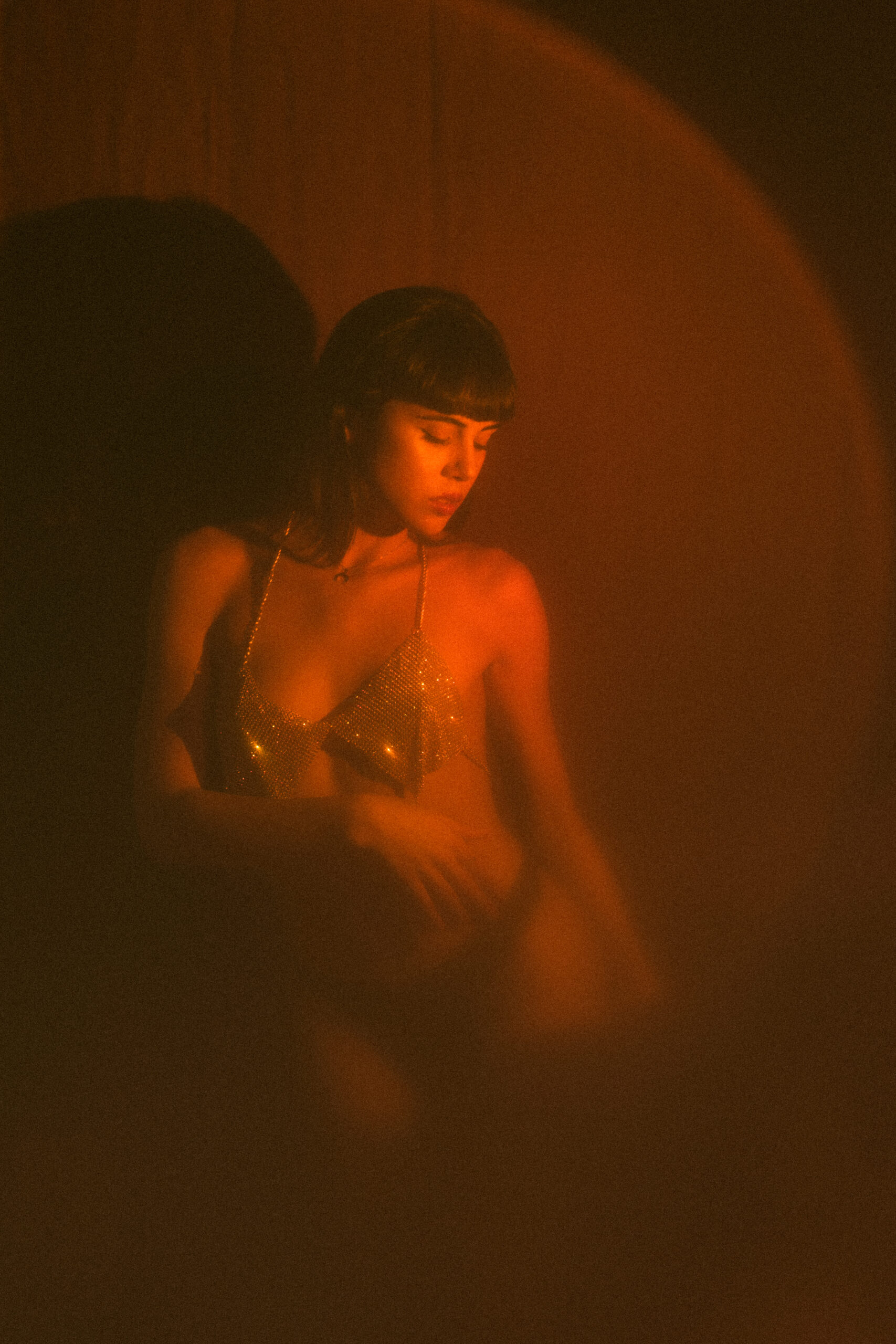 Intimate photo shoot with artificial light