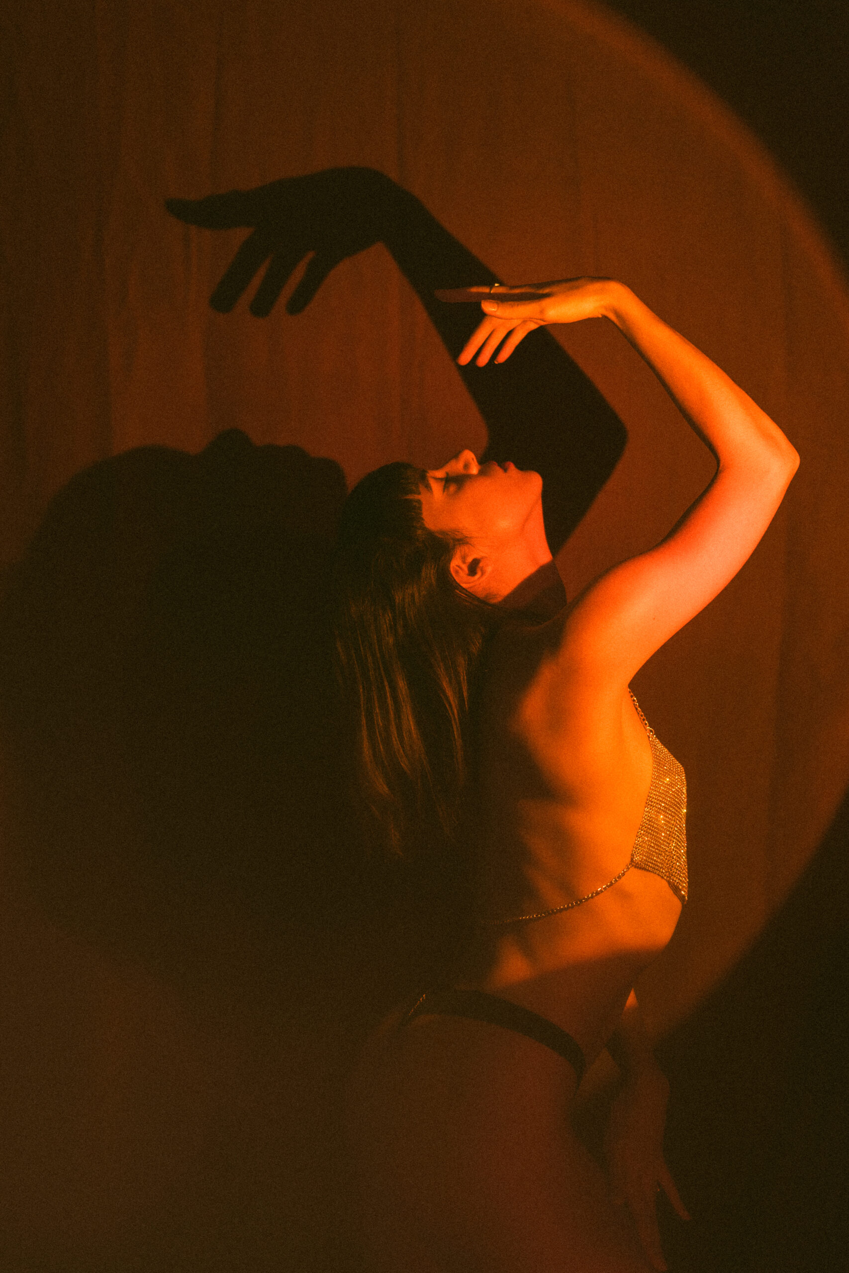 Intimate photo shoot with artificial light