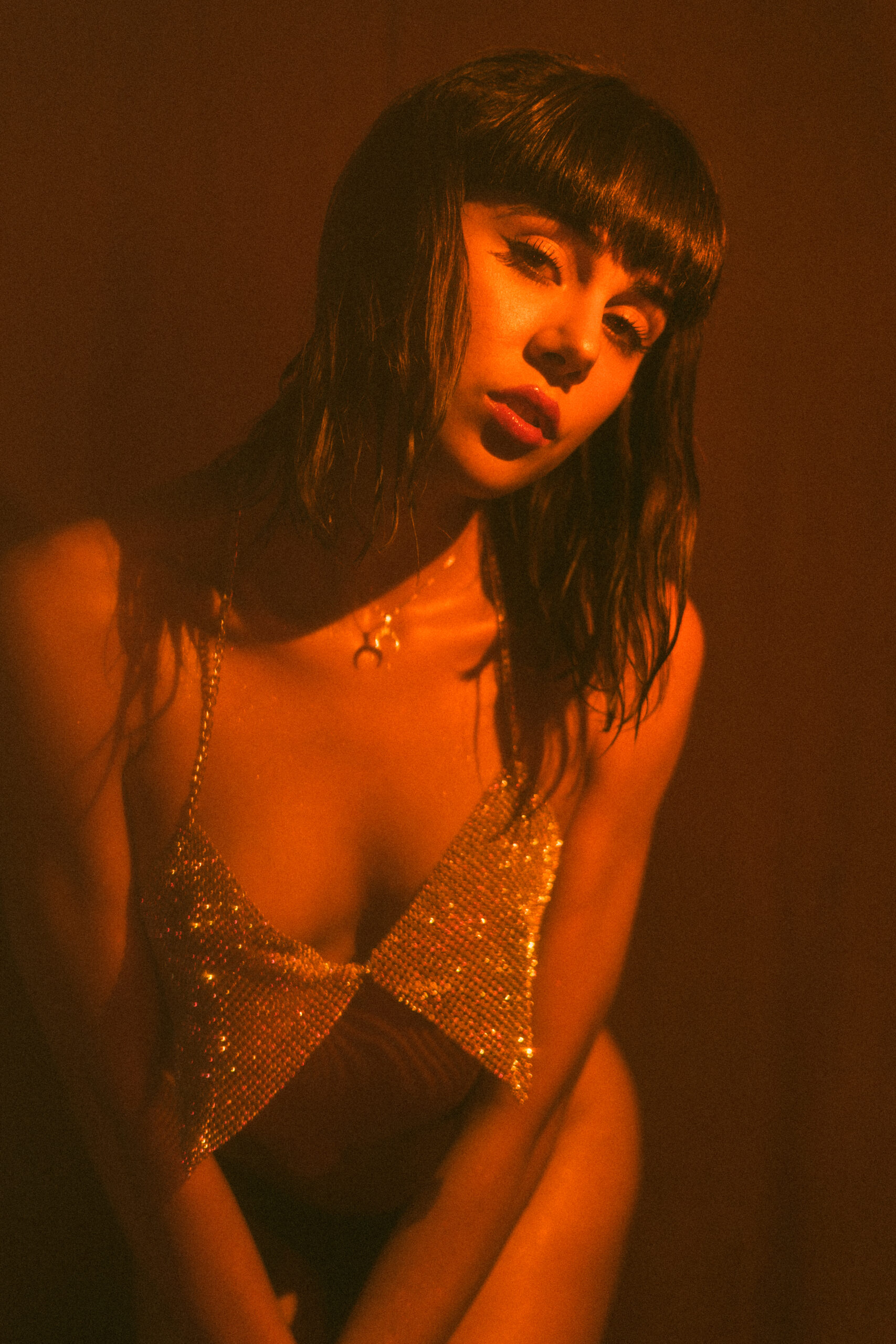 Intimate photo shoot with artificial light