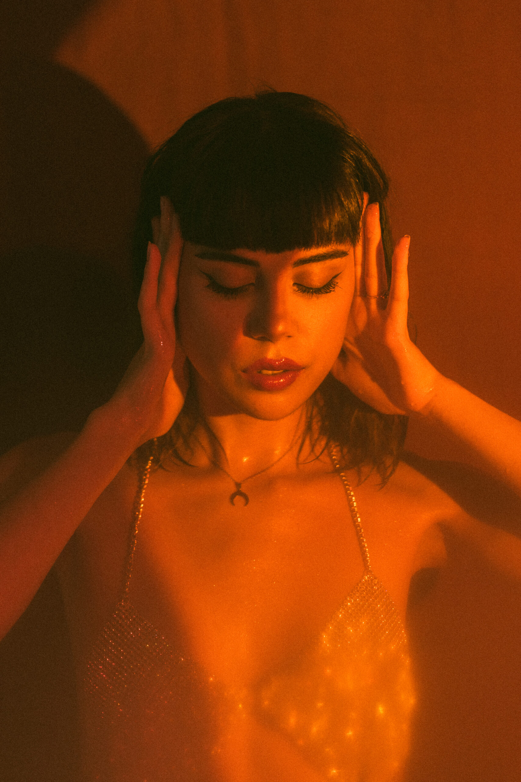 Intimate photo shoot with artificial light