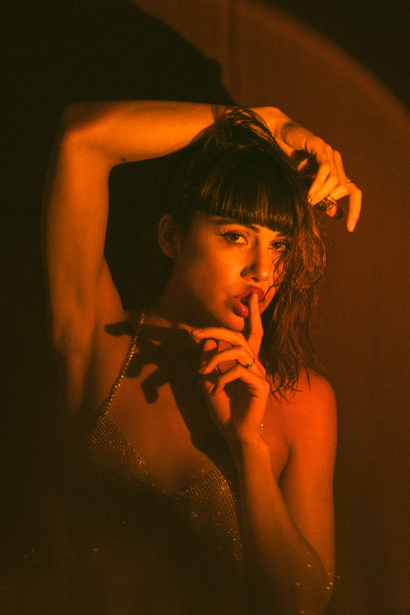 Intimate photo shoot with artificial light