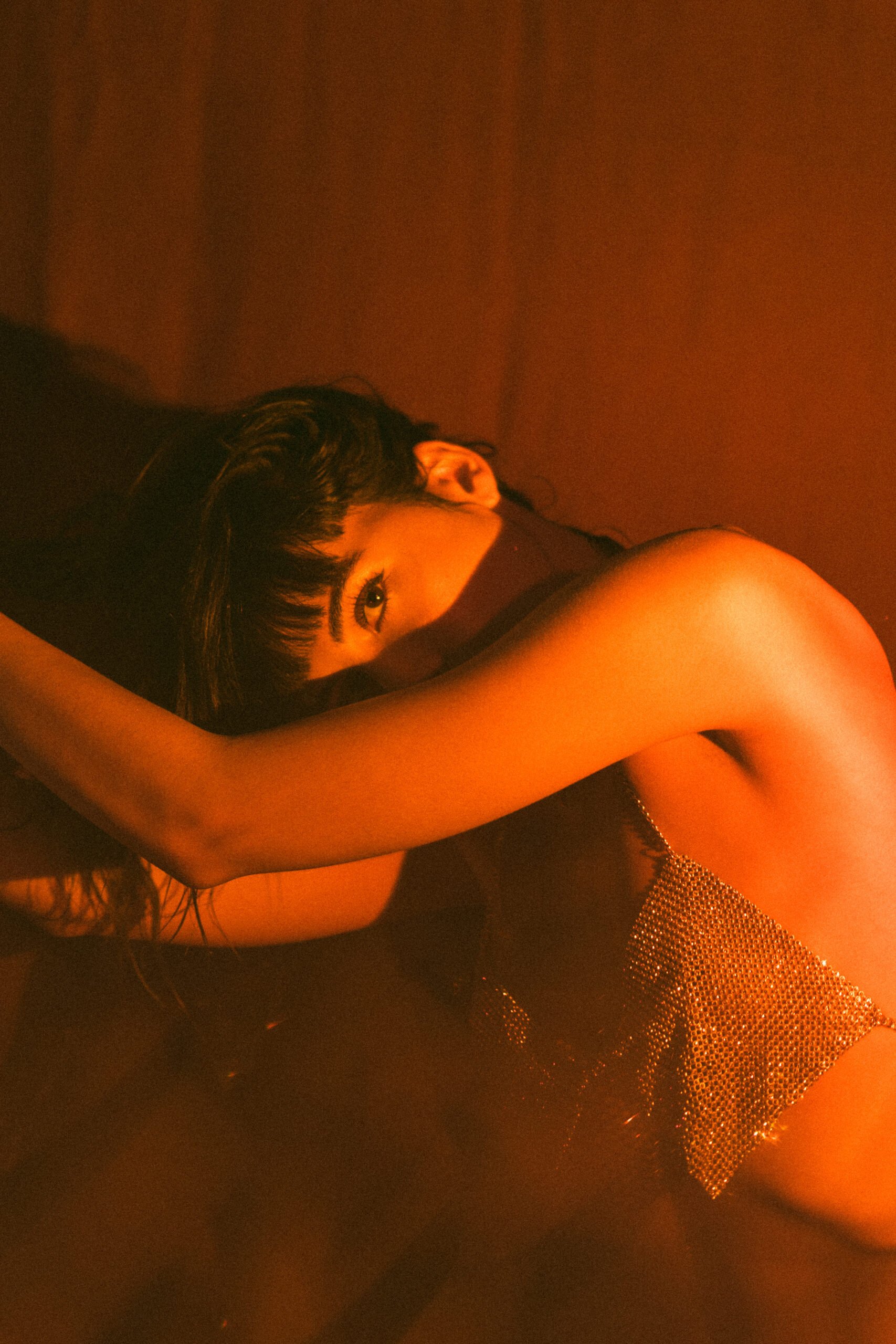 Intimate photo shoot with artificial light