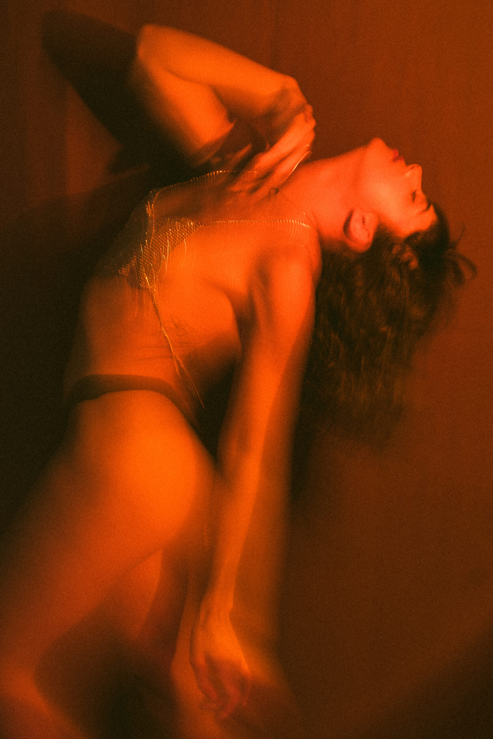 Intimate photo shoot with artificial light