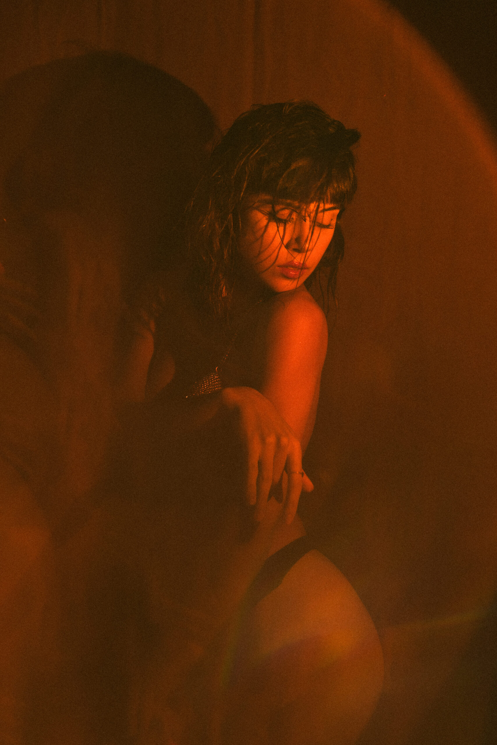 Intimate photo shoot with artificial light