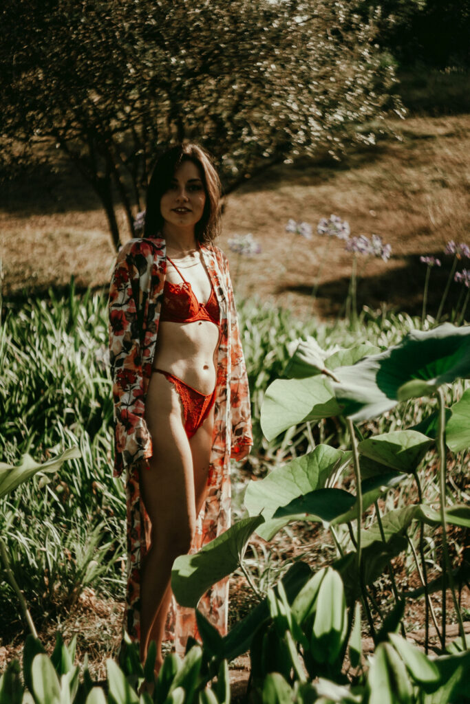 Sesión de fotos en lencería en exteriores