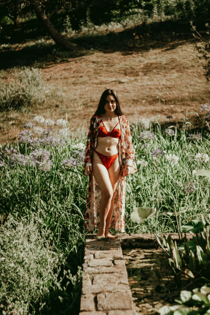 Sesión de fotos en lencería en exteriores