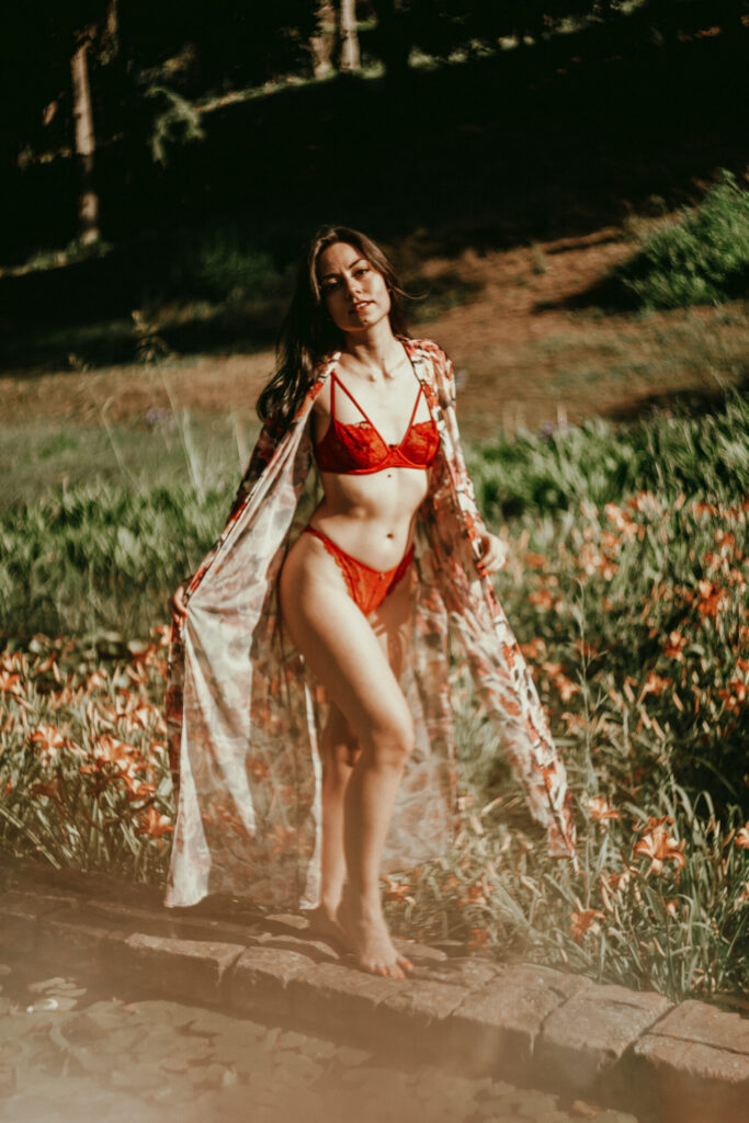 Sesión de fotos en lencería en exteriores