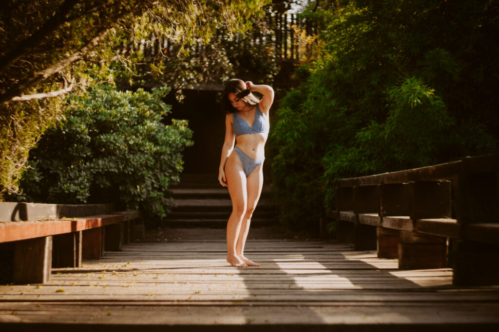 Sesión de fotos en lencería en exteriores