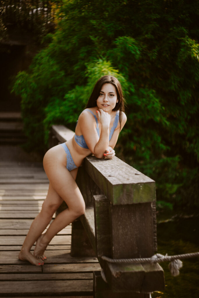 Sesión de fotos en lencería en exteriores