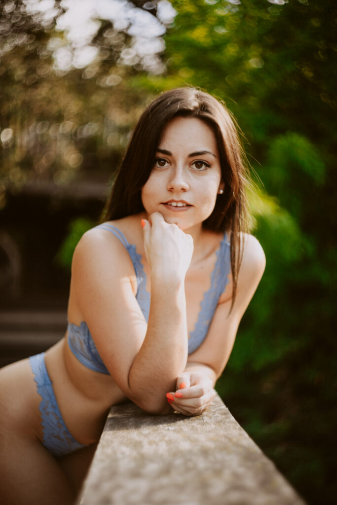 Sesión de fotos en lencería en exteriores