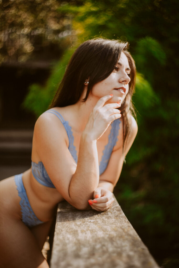 Sesión de fotos en lencería en exteriores