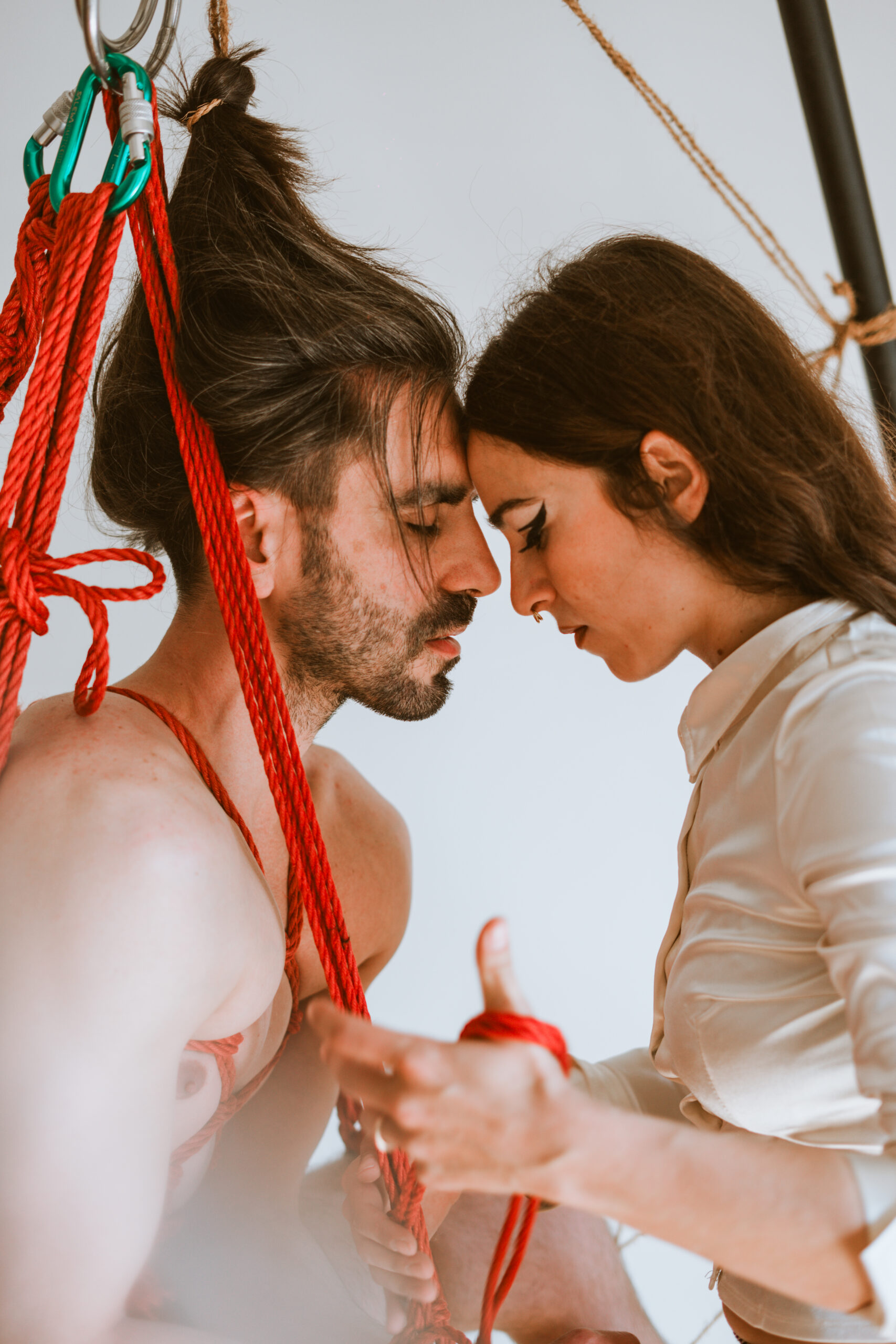 Sesión íntima de shibari con modelo masculino