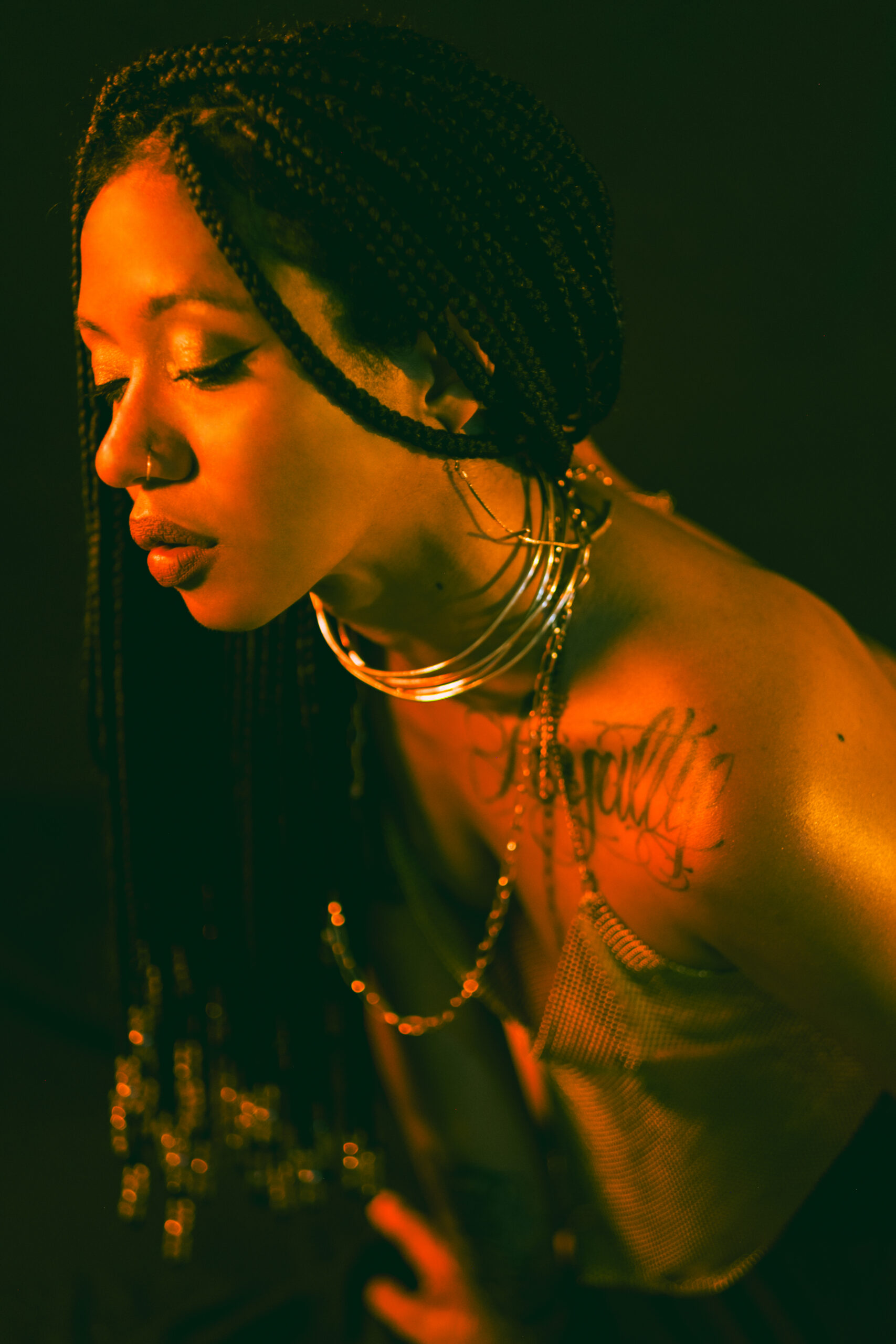 Sesión de fotos en estudio con luz artificial