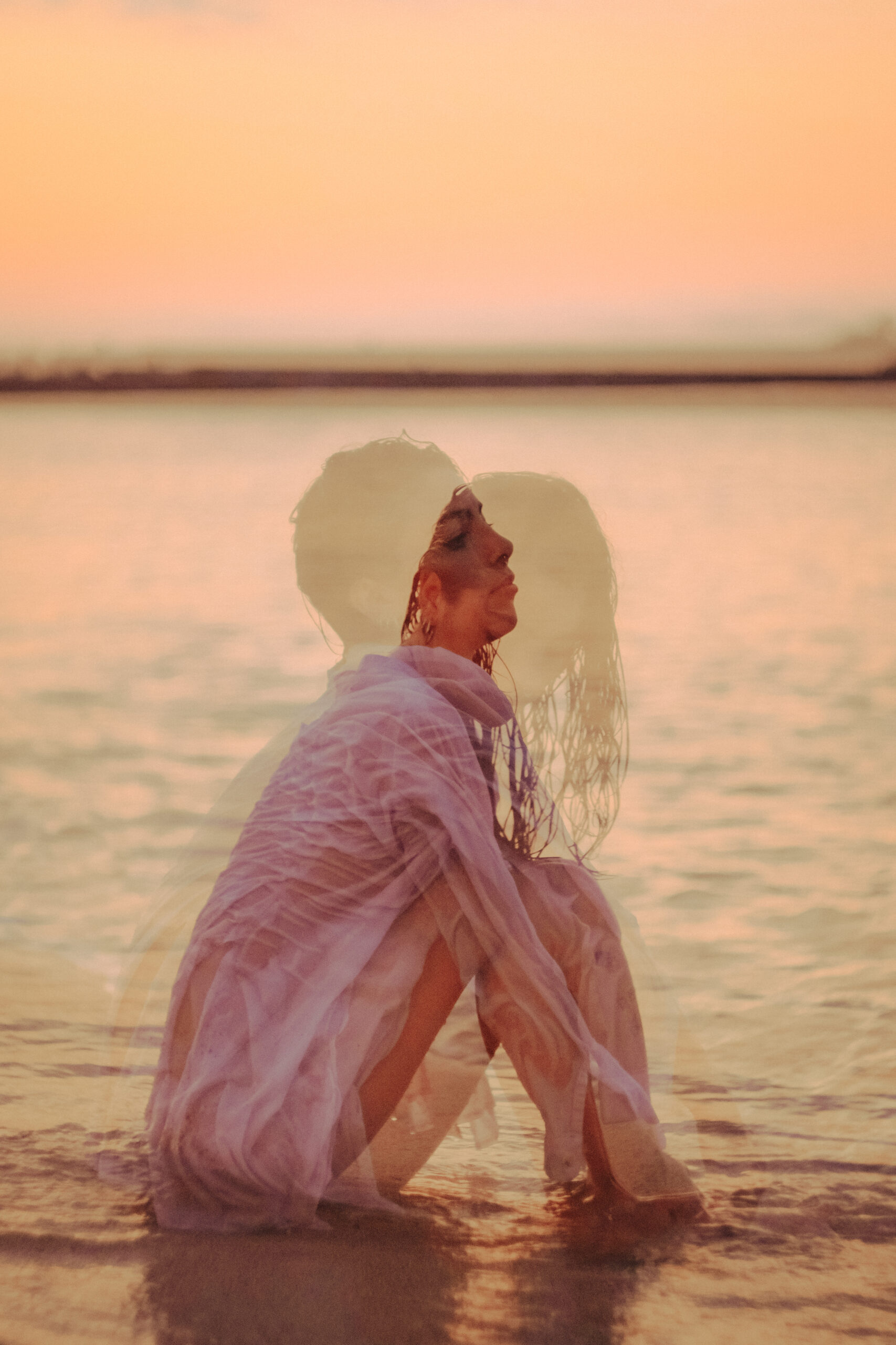 Sesión de fotos al amanecer en la playa. Workshop de fotografía consciente
