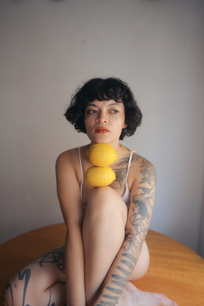 Sesión de fotos íntima con limones